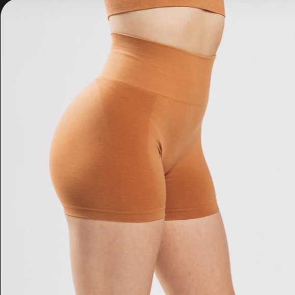 NWT Alphalete Amplify Mandarin 3.5” Short - Picture 2 of 4